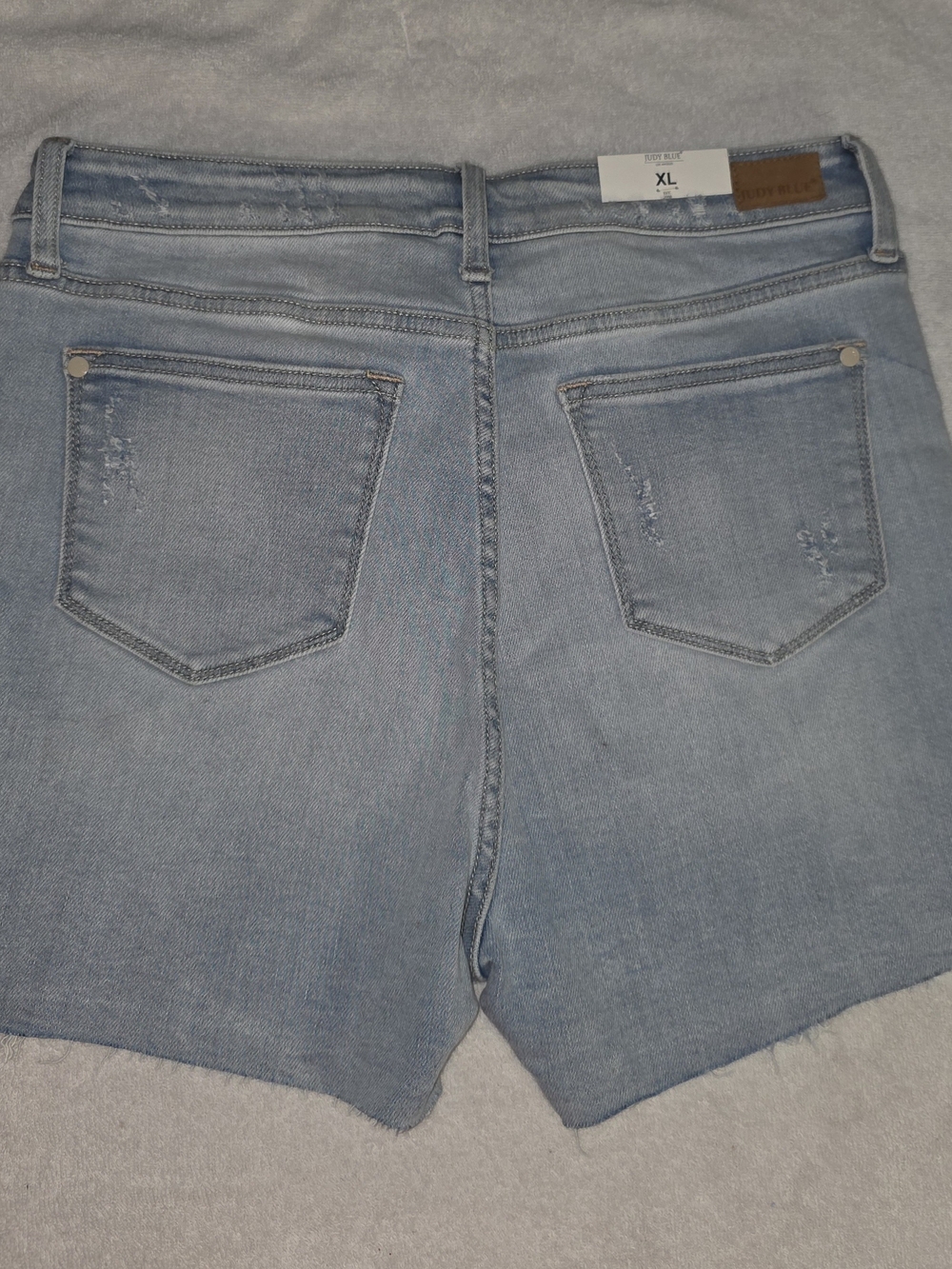 Judy Blue Light Wash Distressed Denim Shorts NWT XL - Picture 3 of 3